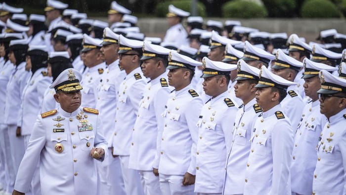 Bakamla Rayakan HUT Ke-19 Sejumlah personel Badan Keamanan Laut (Bakamla) mengikuti upacara peringatan HUT ke-19 Bakamla di Taman Proklamasi, Jakarta, Selasa (14/1/2025). Peringatan HUT ke-19 Bakamla itu mengangkat tema bersama wujudkan laut aman untuk Indonesia Maju. ANTARA FOTO/Aprillio Akbar/rwa.