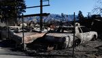 Bangkai Mobil Berserakan Usai Dilalap Api Kebakaran Hutan California