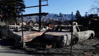 Api kebakaran hutan melalap banyak rumah dan mobil penduduk. REUTERS/Shannon Stapleton  