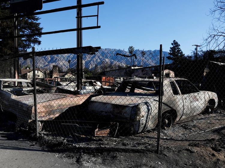 Bangkai Mobil Berserakan Usai Dilalap Api Kebakaran Hutan California