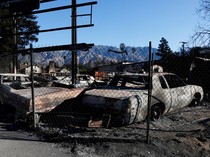 Bangkai Mobil Berserakan Usai Dilalap Api Kebakaran Hutan California
