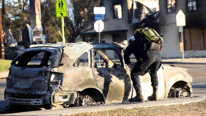 A view shows burned vehicles outside a home which burned during the Eaton fire in Altadena, California, U.S., January 13, 2025. REUTERS/Mario Anzuoni