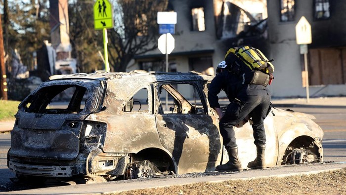 Bangkai Mobil Berserakan Usai Dilalap Api Kebakaran Hutan California A view shows burned vehicles outside a home which burned during the Eaton fire in Altadena, California, U.S., January 13, 2025. REUTERS/Mario Anzuoni