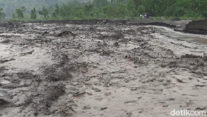 Banjir lahar dingin Semeru isolasi satu dusun di Lumajang.