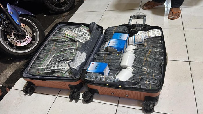 Barang Bukti Sekoper Obat Terlarang Diedarkan Mahasiswa di Cianjur