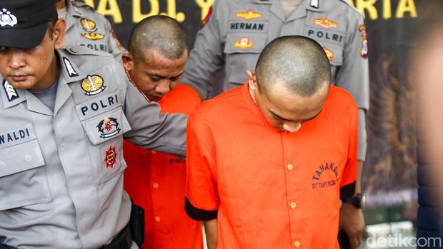 Tampang dua pelaku begal sadis yang beraksi di depan Puskesmas Gamping, Sleman, dihadirkan saat rilis di Mapolda DIY, Selasa (14/1/2025).