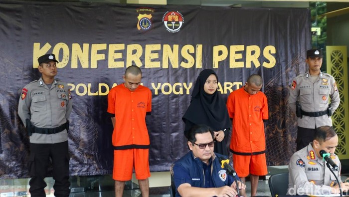 Tampang dua pelaku begal sadis yang beraksi di depan Puskesmas Gamping, Sleman, dihadirkan saat rilis di Mapolda DIY, Selasa (14/1/2025).