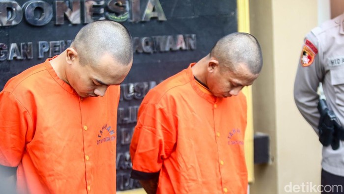 Tampang dua pelaku begal sadis yang beraksi di depan Puskesmas Gamping, Sleman, dihadirkan saat rilis di Mapolda DIY, Selasa (14/1/2025).
