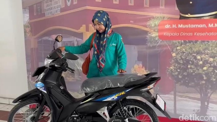 Bidan teladan di Polman, Rusmiati kembali batal menerima hadiah motor. Abdy Febryady/detikcom