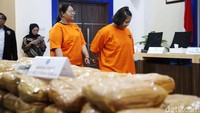 Para tersangka dihadirkan dengan tangan diborgol.