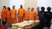 Sebanyak 44 orang tersangka juga ditangkap tim gabungan BNN. Beberapa di antaranya dihadirkan dalam rilis di kantor BNN.