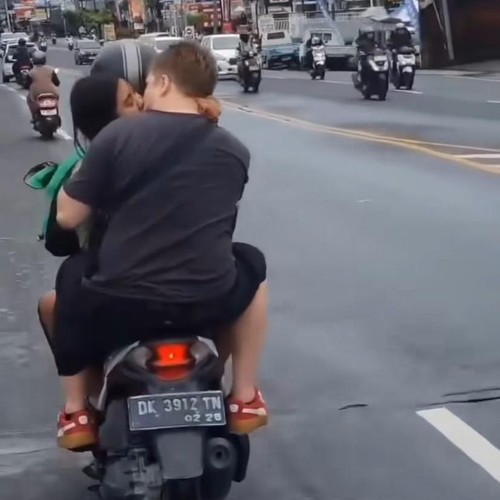 Bule bonceng tiga dengan perempuan sambil ciuman tanpa pakai helm di Jalan Teuku Umar Barat, Denpasar, Bali. (Tangkap layar media sosial)