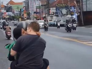 Viral, Bule Bonceng Tiga Sambil Ciuman di Jalanan Denpasar