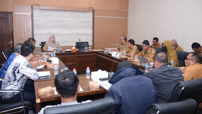 Bupati Bima, Indah Dhamayanti Putri, memimpin rapat evaluasi izin pertambakan udang, di Ruang Rapat Forkopimda, Kabupaten Bima, Senin (13/1/2025). (Foto: Dok. Pemkab Bima)