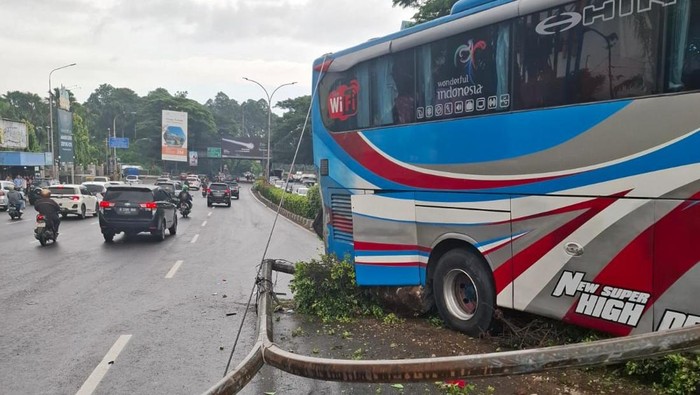 Bus wisata gagal nanjak hingga menabrak tiang lampu di Jalan MH Thamrin, Kota Tangerang.