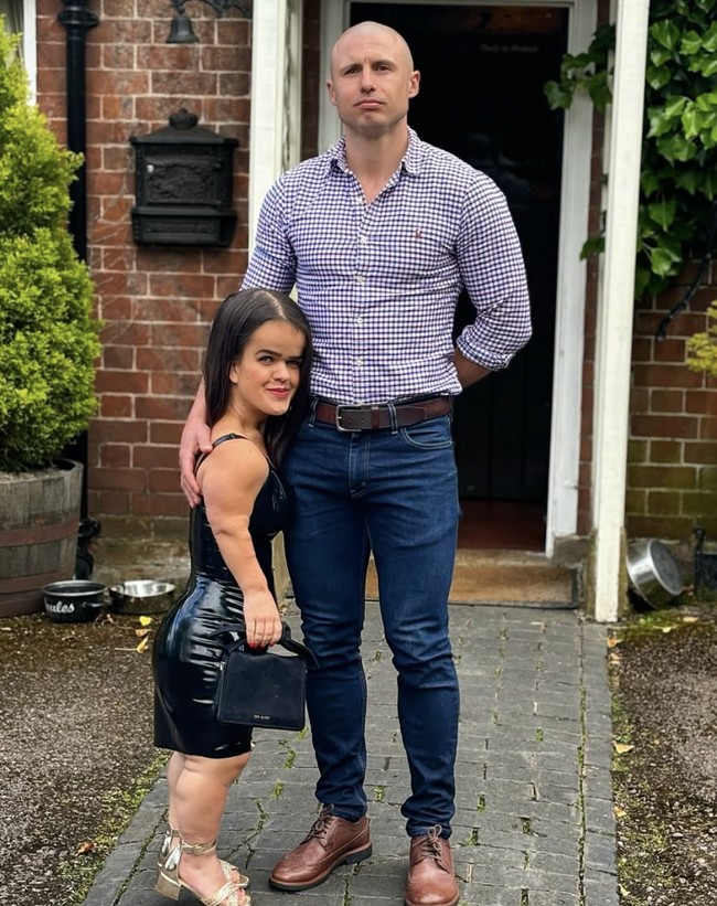 Pasangan ini sering jadi perhatian publik karena perbedaan tinggi badan mereka yang signifikan. Caitlin memiliki tinggi 112 cm karena  memiliki achondroplasia dwarfism.  Foto: dok. Instagram @asliceofcait