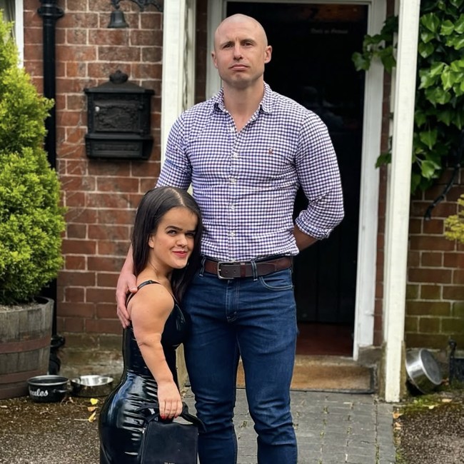 Foto Gaya Pacaran Model Bertubuh Mini, Sering Dikira Anak Kekasihnya