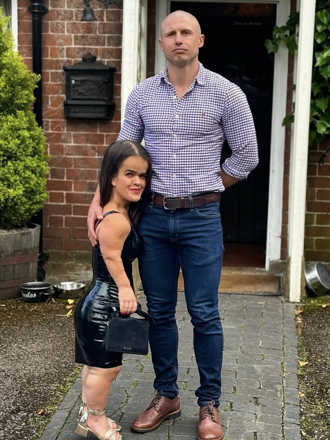 Foto Gaya Pacaran Model Bertubuh Mini, Sering Dikira Anak Kekasihnya