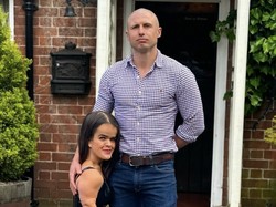 Foto Gaya Pacaran Model Bertubuh Mini, Sering Dikira Anak Kekasihnya