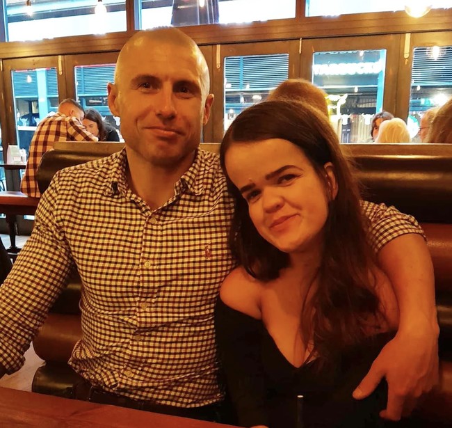 Caitlin dan Guy pertama kali bertemu pada Mei 2022 setelah beberapa minggu berkomunikasi online. Kesan pertama mereka begitu kuat hingga pertemuan pertama berlanjut hingga dini hari. Dua bulan kemudian, mereka memutuskan untuk bersama. Caitlin mengungkapkan bahwa meski ada perbedaan fisik, hubungan mereka penuh dengan humor dan kerjasama. Foto: dok. Instagram @asliceofcait