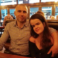 Caitlin dan Guy pertama kali bertemu pada Mei 2022 setelah beberapa minggu berkomunikasi online. Kesan pertama mereka begitu kuat hingga pertemuan pertama berlanjut hingga dini hari. Dua bulan kemudian, mereka memutuskan untuk bersama. Caitlin mengungkapkan bahwa meski ada perbedaan fisik, hubungan mereka penuh dengan humor dan kerjasama. Foto: dok. Instagram @asliceofcait