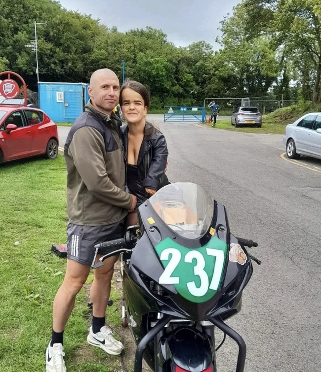 Sementara itu, Guy memiliki tinggi 172 cm. Keduanya telah menjalin asmara selama dua tahun dan tidak mempermasalahkan perbedaan mereka.  Foto: dok. Instagram @asliceofcait