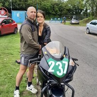 Sementara itu, Guy memiliki tinggi 172 cm. Keduanya telah menjalin asmara selama dua tahun dan tidak mempermasalahkan perbedaan mereka.  Foto: dok. Instagram @asliceofcait