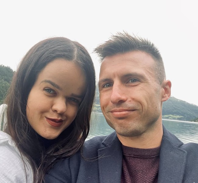 “Orang sering salah mengira saya anaknya,” ungkap Caitlin, seperti dikutip DailyStar. “Kadang orang mengira saya adiknya. Padahal saya wanita 23 tahun dan berpayudara,” tambahnya.   Foto: dok. Instagram @asliceofcait