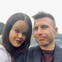 “Orang sering salah mengira saya anaknya,” ungkap Caitlin, seperti dikutip DailyStar. “Kadang orang mengira saya adiknya. Padahal saya wanita 23 tahun dan berpayudara,” tambahnya.   Foto: dok. Instagram @asliceofcait