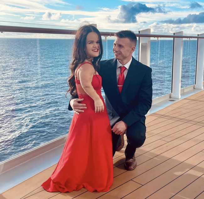 Hubungan mereka sering kali memancing perhatian di tempat umum. Caitlin mengungkapkan bahwa ia sering dianggap sebagai anak atau adik dari Guy.  Foto: dok. Instagram @asliceofcait