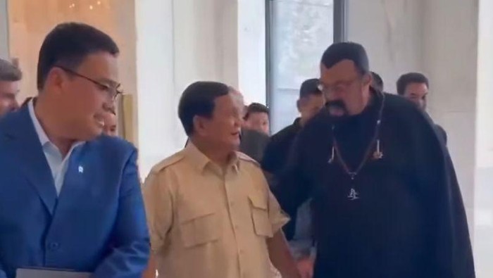 Cuplikan video Presiden Prabowo Subianto bertemu aktor laga senior AS Steven Seagal beredar di media sosial. Keduanya terlihat saling sapa dan mengobrol akrab. (ANTARA/instagram @2.prabowo) Cuplikan video Presiden Prabowo Subianto bertemu aktor laga senior AS Steven Seagal beredar di media sosial. Keduanya terlihat saling sapa dan mengobrol akrab. (ANTARA/instagram @2.prabowo)