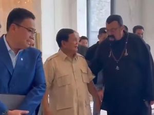 Video Keakraban Prabowo Ngobrol Bareng Aktor Steven Seagal