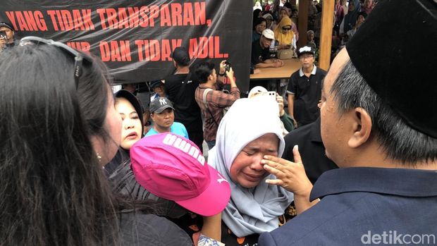 Demo dan audiensi para pedagang dengan Pj Wali Kota Jogja Sugeng Purwanto di depan gedung DPRD Jogja, Selasa (14/1/2025).