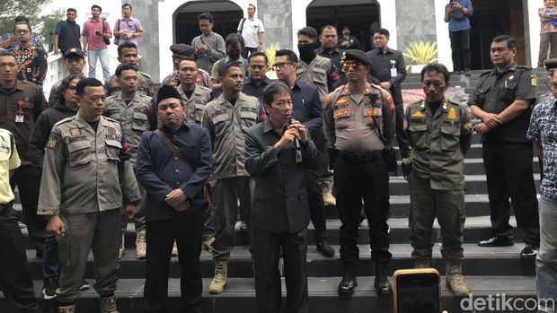 Demo dan audiensi para pedagang dengan Pj Wali Kota Jogja Sugeng Purwanto di depan gedung DPRD Jogja, Selasa (14/1/2025).