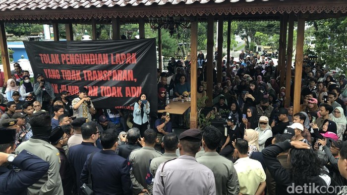 Demo dan audiensi para pedagang dengan Pj Wali Kota Jogja Sugeng Purwanto di depan gedung DPRD Jogja, Selasa (14/1/2025).
