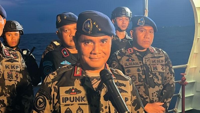 Dirjen Pengawasan Sumber Daya Kelautan dan Perikanan (PSDKP) KKP Pung Nugroho Saksono (Ipung) usai memimpin penyegelan pemagaran laut 30,16 km di perairan Tangerang, Banten. (ANTARA/Harianto)