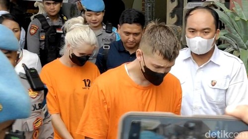 Dua mucikari WN Rusia dipamerkan polisi di lobi Polres Badung, Bali, saat rilis kasus TPPO, Senin (13/1/2025). (Agus Eka)