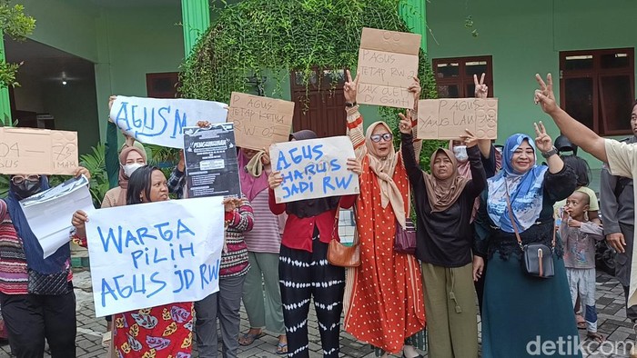 emak-emak probolinggo geruduk kantor desa protes pemilihan ketua RW