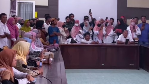 Enam guru honorer yang kelulusan PPPK dibatalkan mengadu ke DPRD Dompu, Senin (13/1/2024).