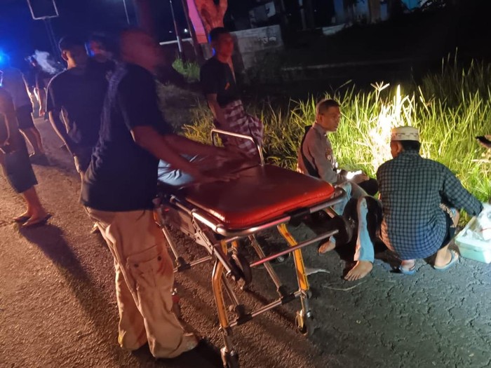 Evakuasi dua korban kecelakaan di Jalan Gedongan-Tempel, Sendangrejo, Minggir, Kabupaten Sleman, Senin (13/1/2025) malam.