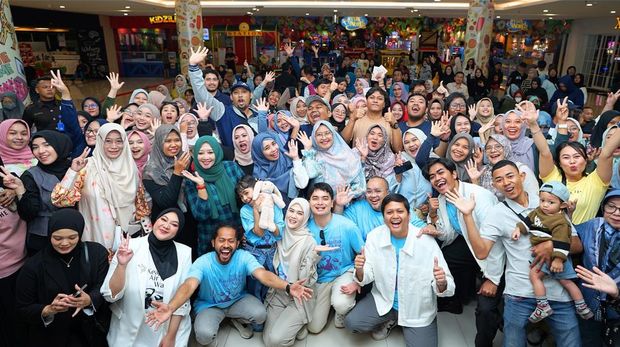 Suasana nobar Keajaiban Air Mata Wanita dengan semua pemain.