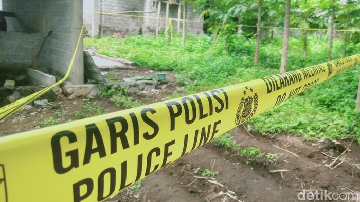 Garis polisi masih dipasang di lokasi penemuan mayat bayi terkubur di kebun warga Desa Tlogowatu, Klaten, Selasa (14/1/2025).