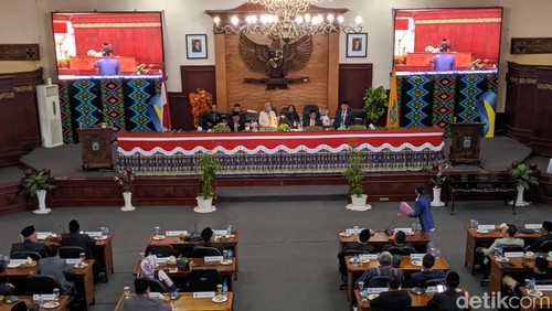 Empat fraksi mengusulkan hak interpelasi ke Ketua DPRD NTB Baiq Isvie Rupaeda dalam rapat paripurna, Selasa (14/1/2025). (Ahmad Viqi/detikBali).