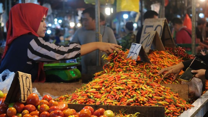 Pedagang merapikan cabai merah di Pasar Flamboyan, Pontianak, Kalimantan Barat, Selasa (14/1/2025). Harga cabai rawit merah di pasar tersebut turun dari Rp85 ribu per kilogram menjadi Rp76 ribu per kilogram.