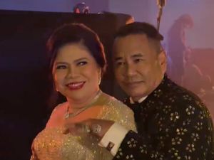 Momen Langka Hotman Paris Pamer Kemesraan Bareng Istri di After Party Anaknya
