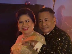 Momen Langka Hotman Paris Pamer Kemesraan Bareng Istri di After Party Anaknya