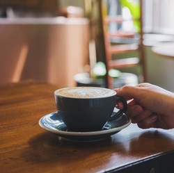 Daftar Musisi Gratiskan Lagunya Dipakai di Kafe