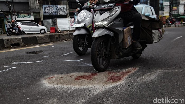 Seorang pengendara sepeda motor tewas terlindas bus di Ciputat, Tangerang Selatan. Pria tersebut tewas usai gagal menyalip bus.