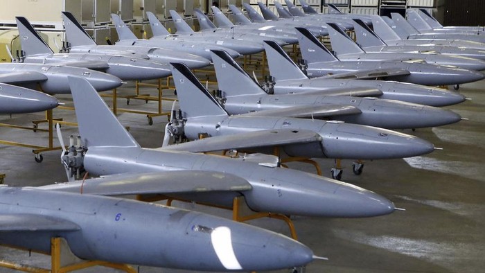 Iran Pamer 1.000 Drone Baru dengan Kekuatan Siluman In this photo provided Monday, Jan. 13, 2025, by the Iranian Army, domestically-built drones are displayed in a ceremony to deliver the drones to the army in an undisclosed location in Iran. (Iranian Army via AP)