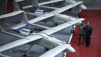 Drone baru itu diserahkan kepada Organisasi Tempur Militer Iran di berbagai lokasi pada saat bersamaan, dengan Wakil Kepala Koordinasi Militer, Laksamana Muda Habibollah Sayyari kemudian mengumumkannya ke publik.  
